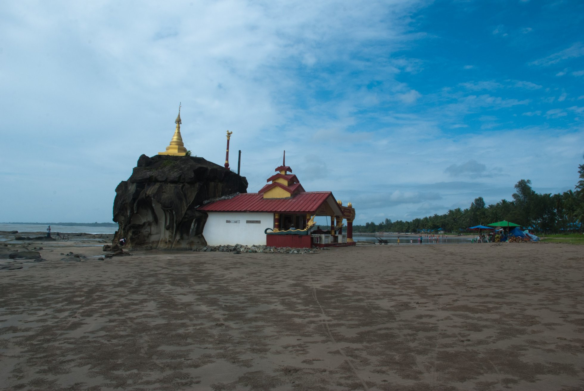 Храм на валуне известняка – фотографии Мьянмы