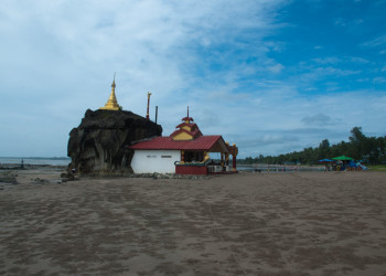 Храм на валуне известняка – фотографии Мьянмы
