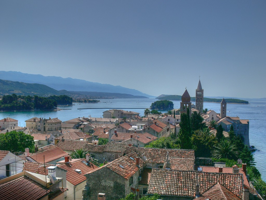 Крыши домов в Раб, Хорватия. Фото 21 – фотографии Хорватии