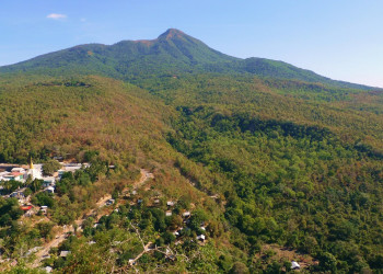 Вид с Попы Таунгкалат на гору Попа – фотографии Мьянмы