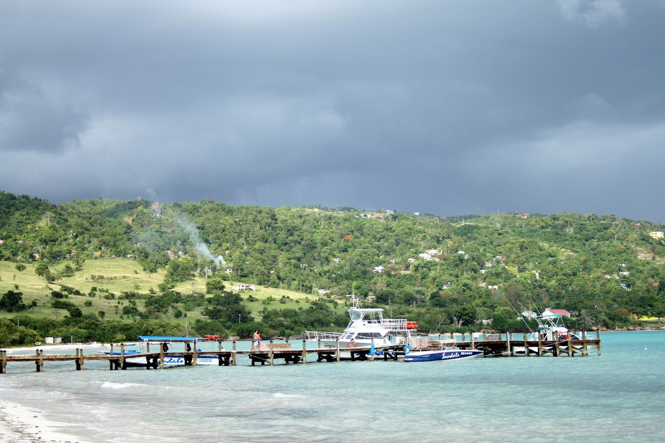 Причал на берегу моря в Уайтхаусе, Ямайка – фотографии Ямайки
