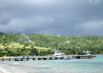 Причал на берегу моря в Уайтхаусе, Ямайка – фотографии Ямайки