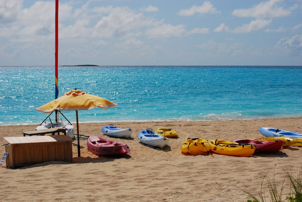 Лодки на пляже острова Эксума, Багамские острова. Фото 3 – фотографии Багамских островов