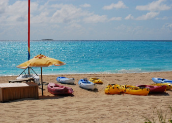 Лодки на пляже острова Эксума, Багамские острова. Фото 3 – фотографии Багамских островов