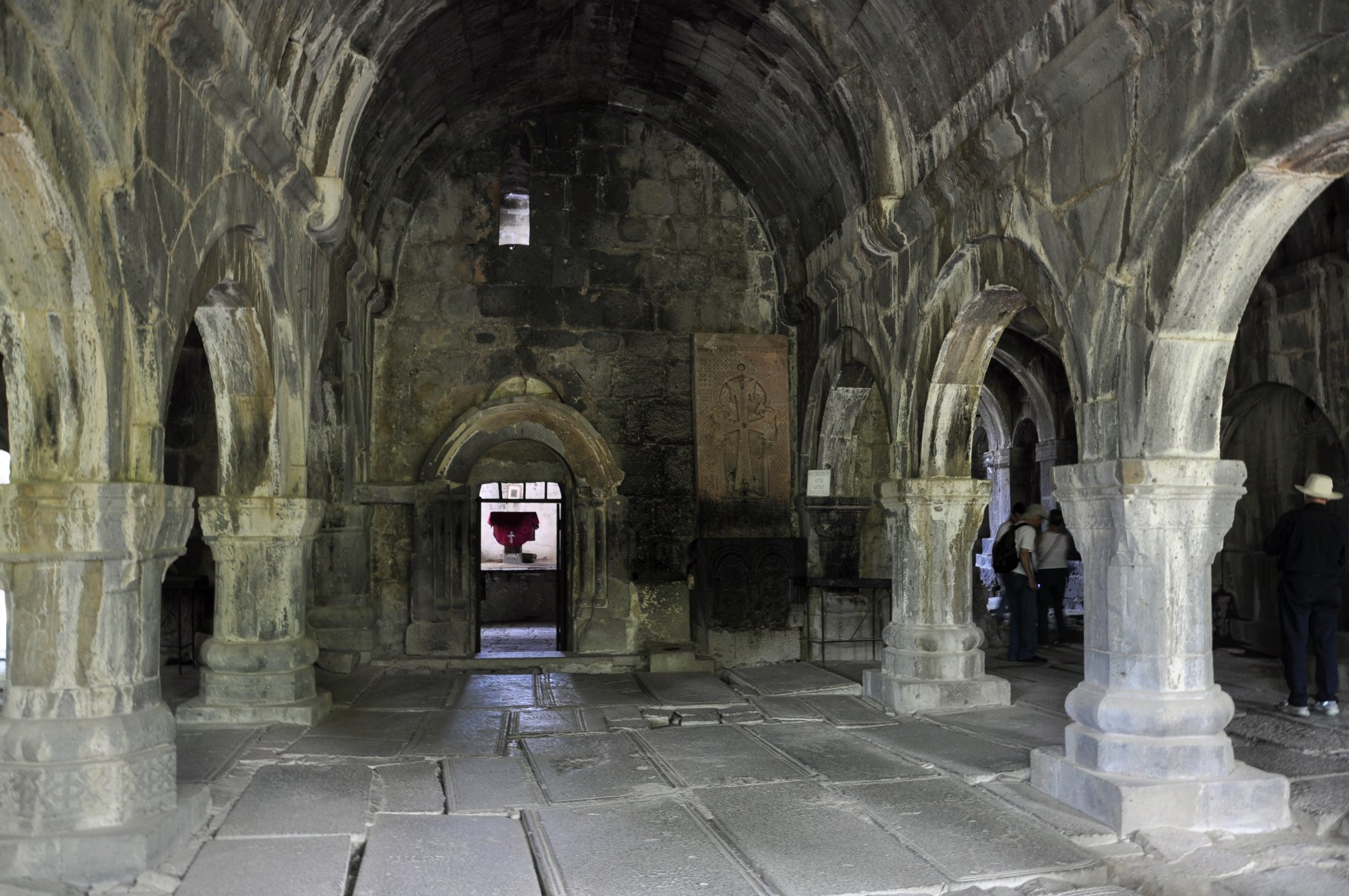 Архитектура внутри монастыря Санаин (Sanahin Monastery), Армения – фотографии Армении