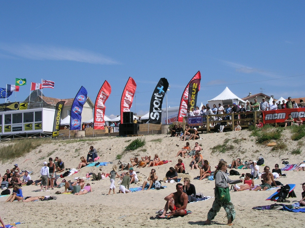 Люди на пляже в Лакане, Франция – фотографии Франции