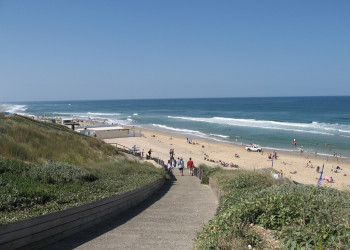 Люди на пляже в Бикарроссе, Франция. Фото 1 – фотографии Франции