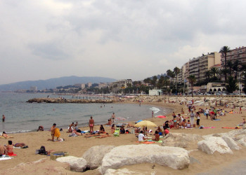 Люди на пляже в Канне, Франция. Фото 2 – фотографии Франции