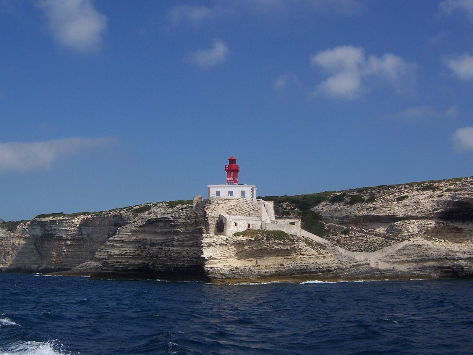 Маяк на скале в Бонифачо, Франция – фотографии Франции