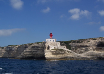 Маяк на скале в Бонифачо, Франция – фотографии Франции