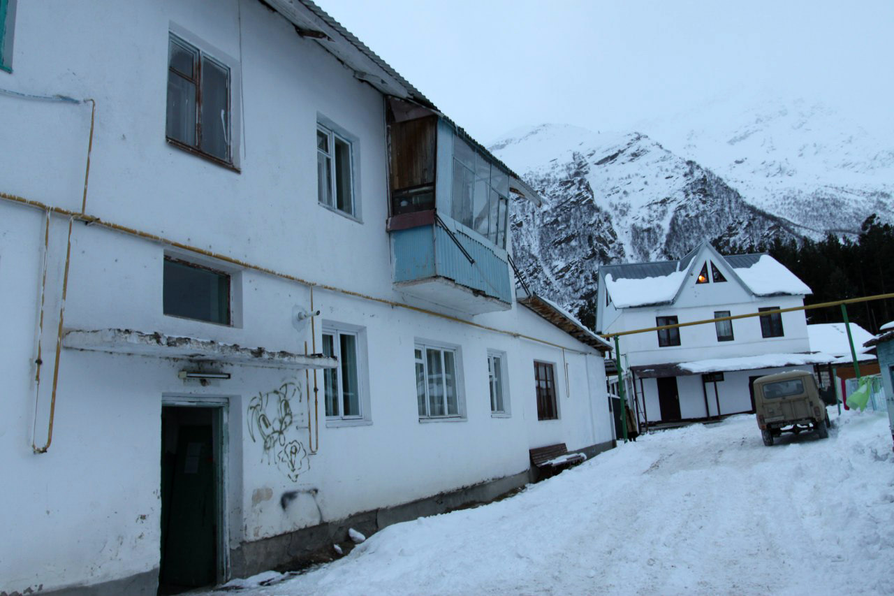 Жилые дом в одном из посёлков Приэльбрусья. Фото 2 – фотографии России