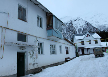 Жилые дом в одном из посёлков Приэльбрусья. Фото 2 – фотографии России