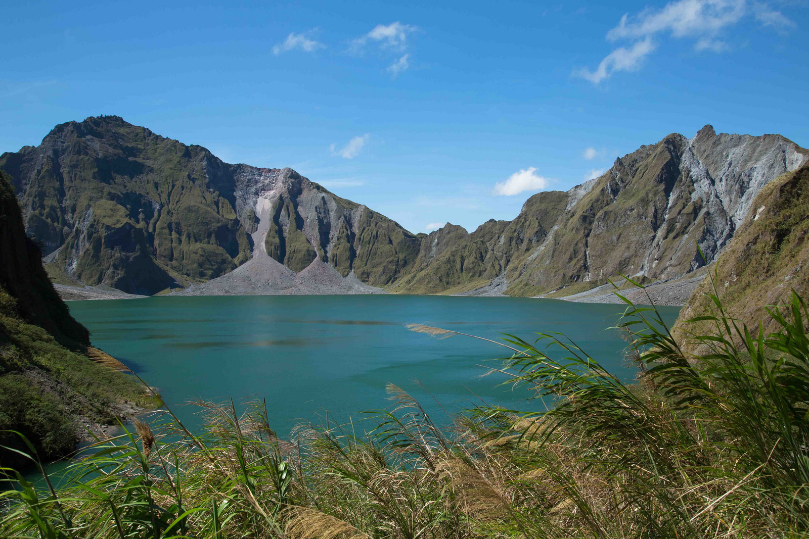 Кратерное озеро вулкана Пинатубо на филиппинском острове Лусон – фотографии Филиппин