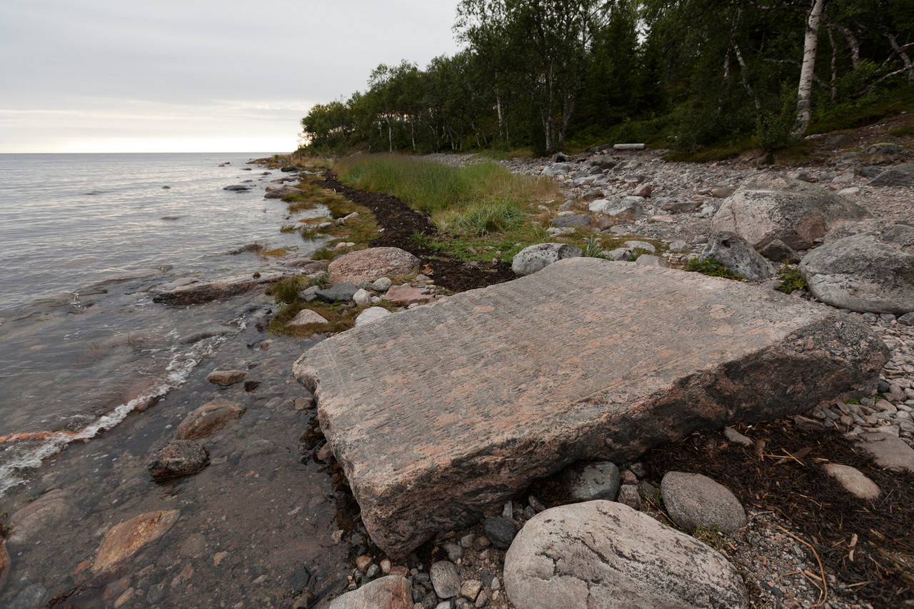 Переговорный камень на Большом Соловецком острове – фотографии России