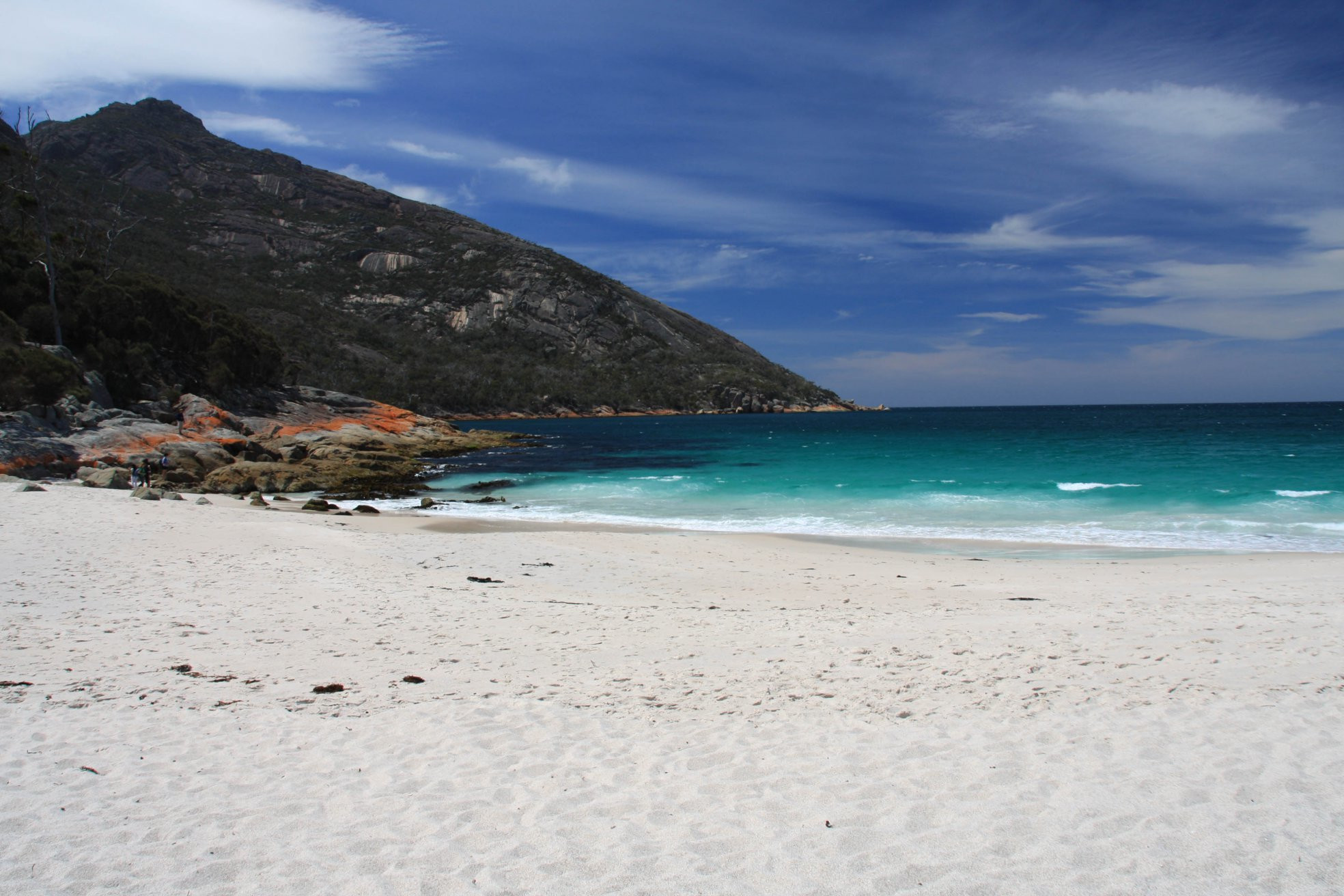 Пляж с белым песком в Вайнглас Бэй, Тасмания, Австралия – фотографии Австралии