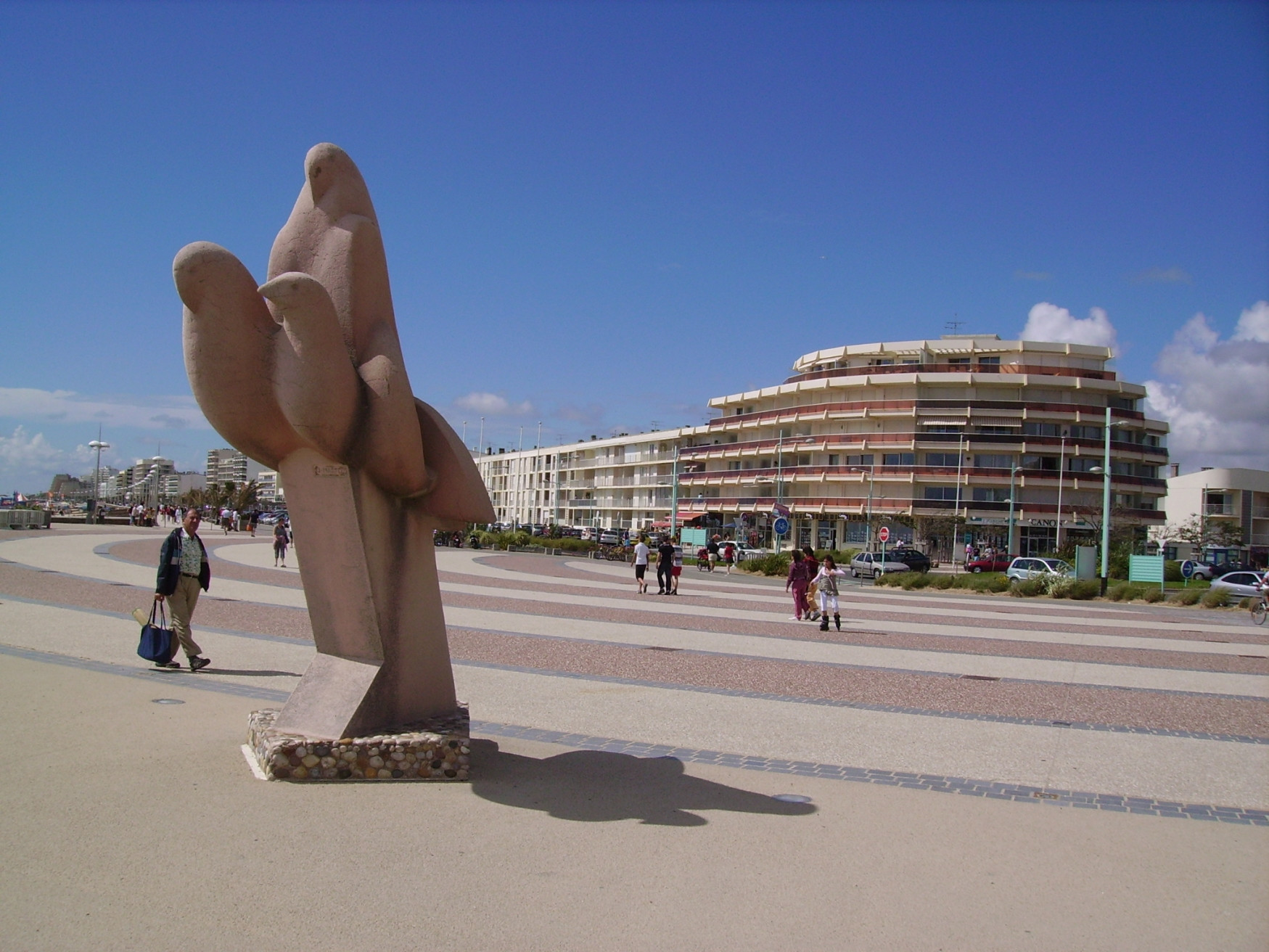 Площадь в Сен-Жан-де-Мон, Франция – фотографии Франции