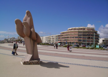 Площадь в Сен-Жан-де-Мон, Франция – фотографии Франции