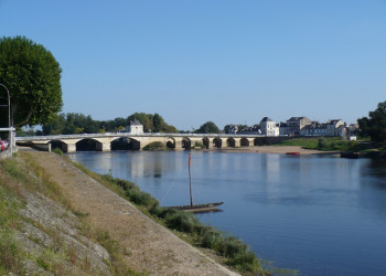 Река в Шиноне, Франция – фотографии Франции