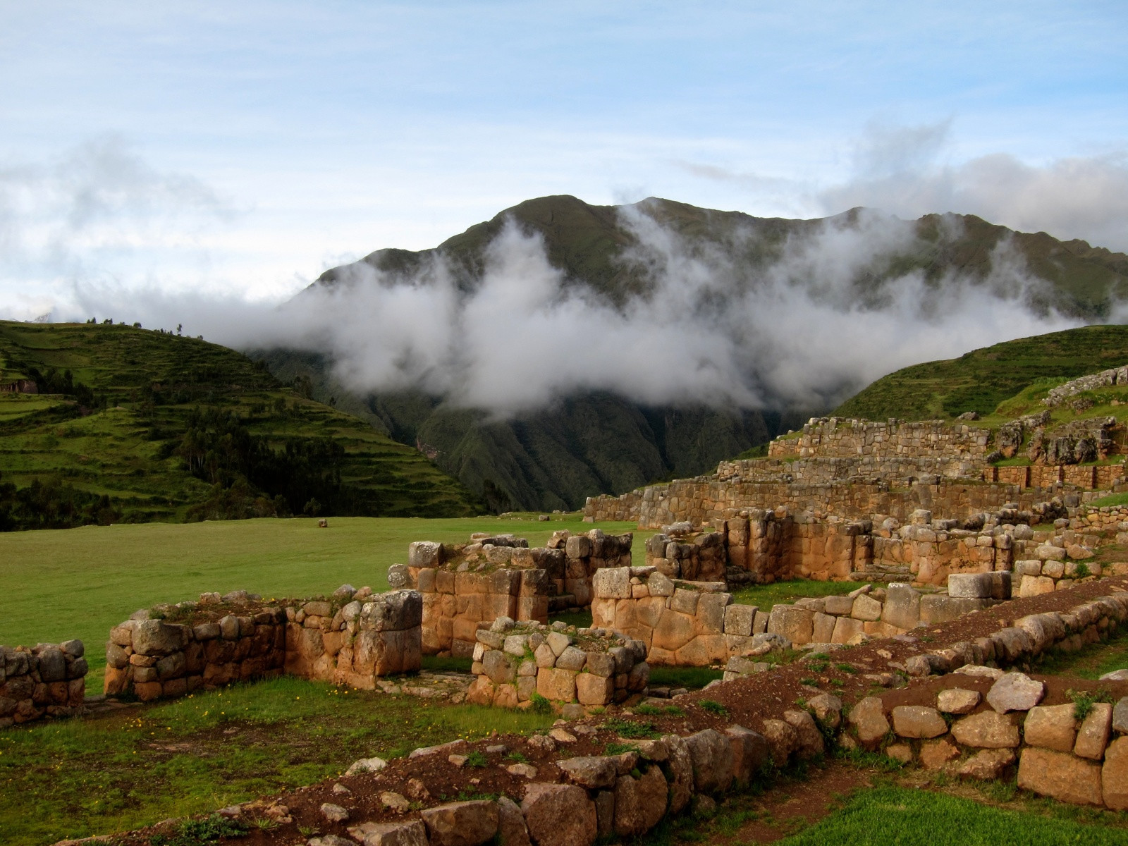 Руины инков в Чинчеро – фотографии Перу