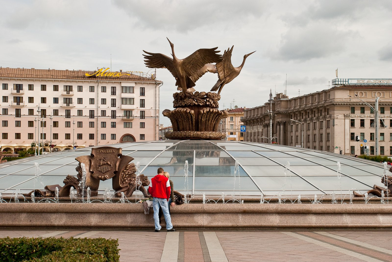Фонтан на Проспекте Независимости в Минске, Беларусь. Фото 1 – фотографии Беларуси