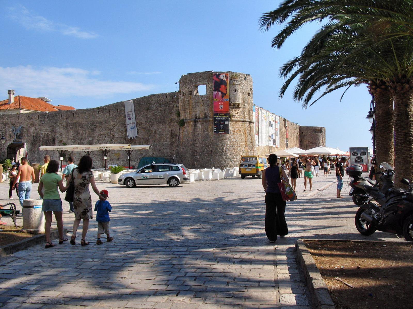 Люди на набережной в Будва, Черногория. Фото 6 – фотографии Черногории