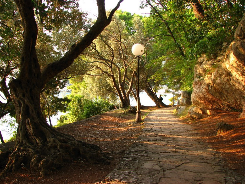 Набережная в Святой Стефан, Черногория. Фото 6 – фотографии Черногории