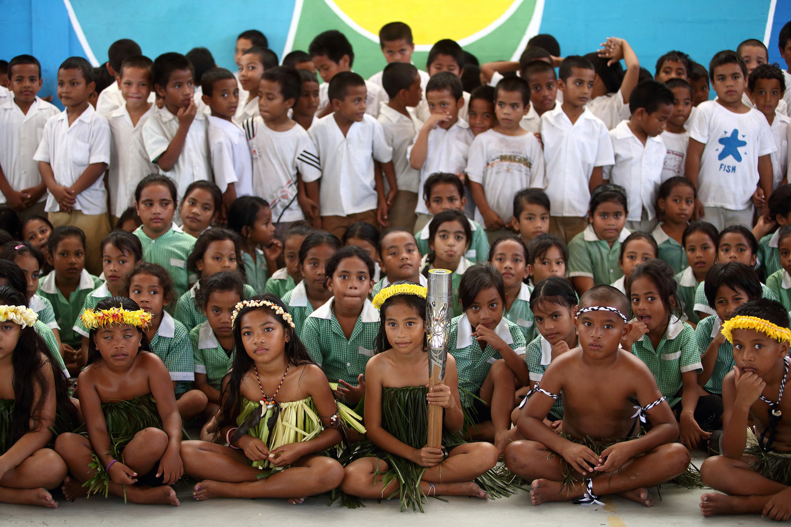 Детишки с олимпийским факелом в Науру – фотографии Науру