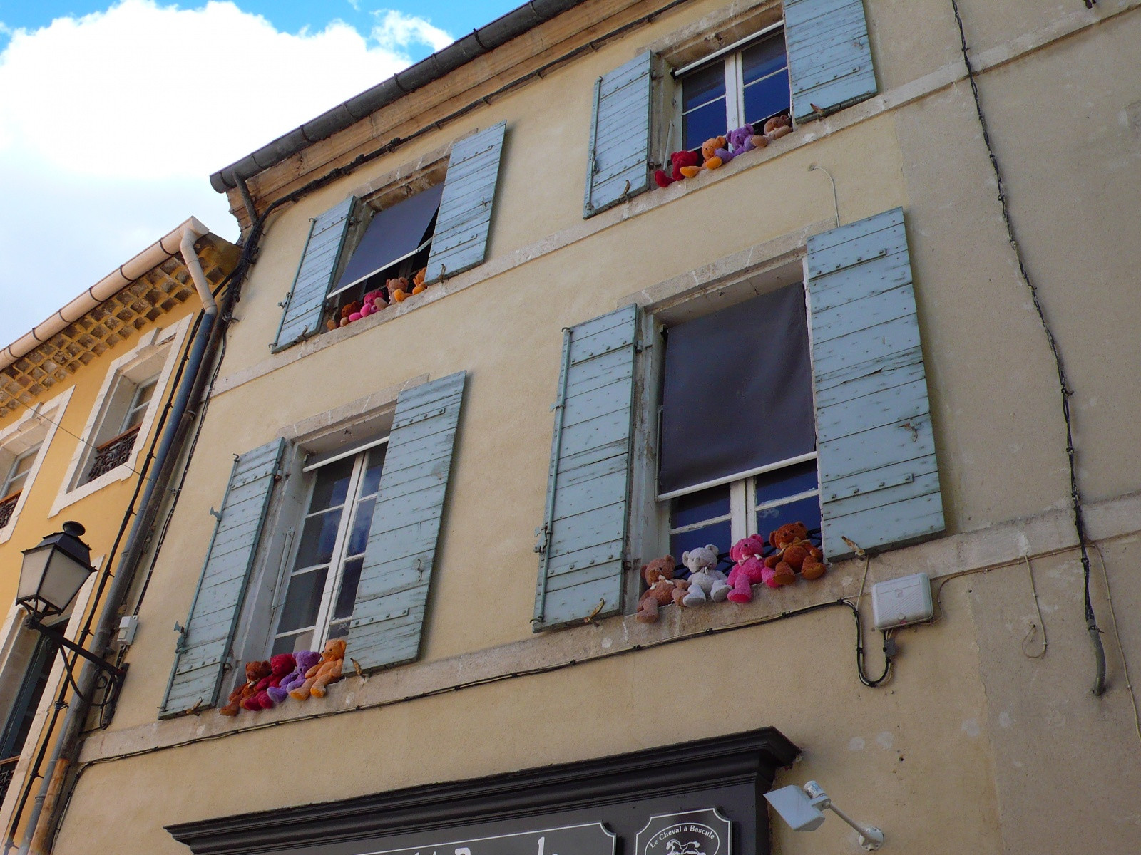 Окошки на улицах Сен-Реми, Франция – фотографии Франции