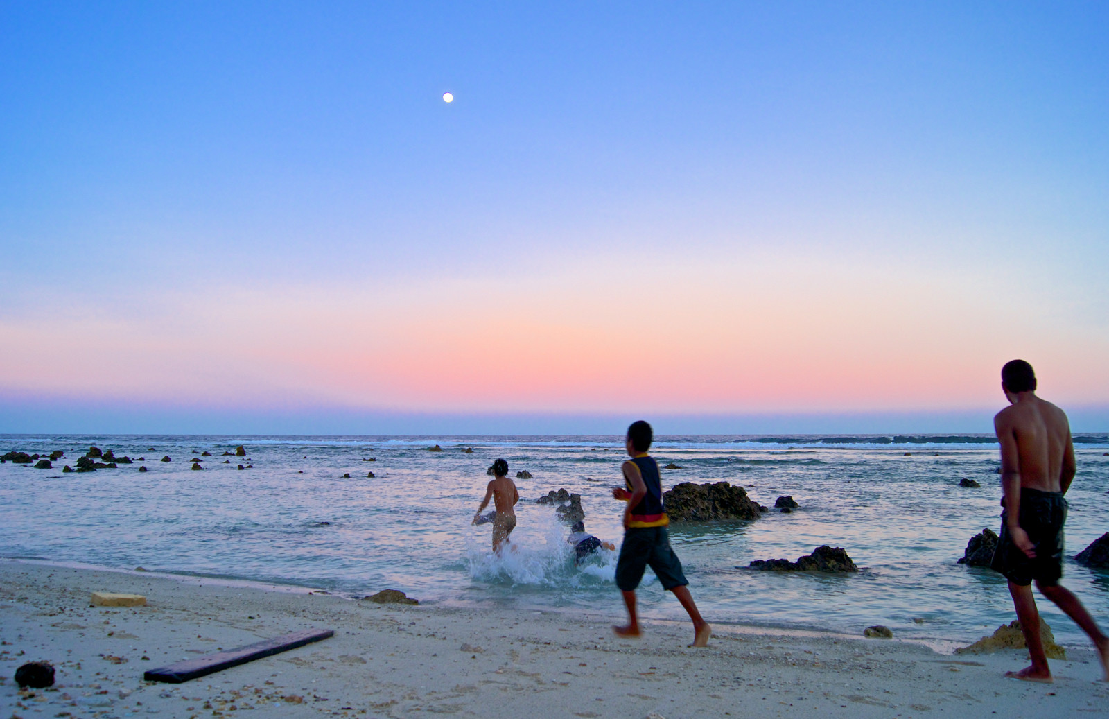 Песчаный пляж с отдыхающими в Науру – фотографии Науру