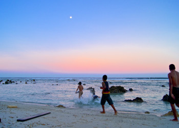 Песчаный пляж с отдыхающими в Науру – фотографии Науру