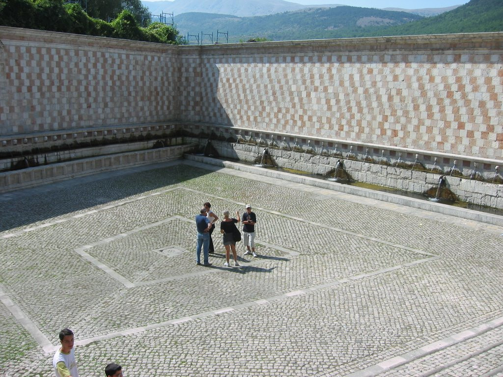 Фонтан 99 струй, Л’Aквила, Италия. Фото 3 – фотографии Италии