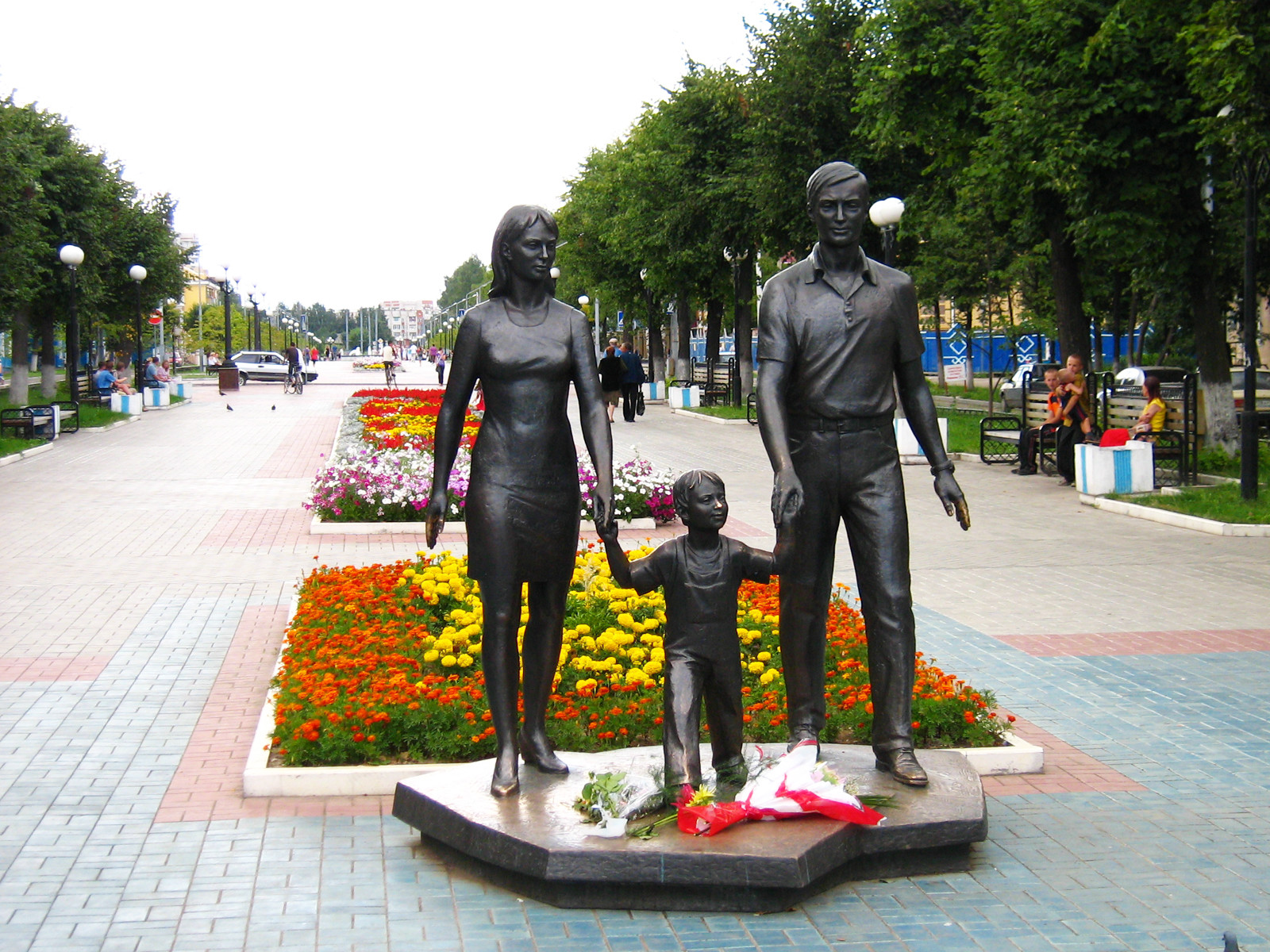 Памятник многодетной семье – фотографии России