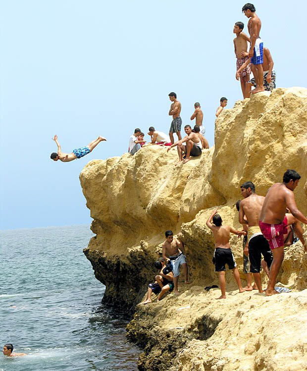 Парни ныряют со скалы. Тунис – фотографии Туниса