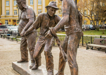 Памятник Трусу, Балбесу и Бывалому в Иркутске, Россия. Фото 2 – фотографии России