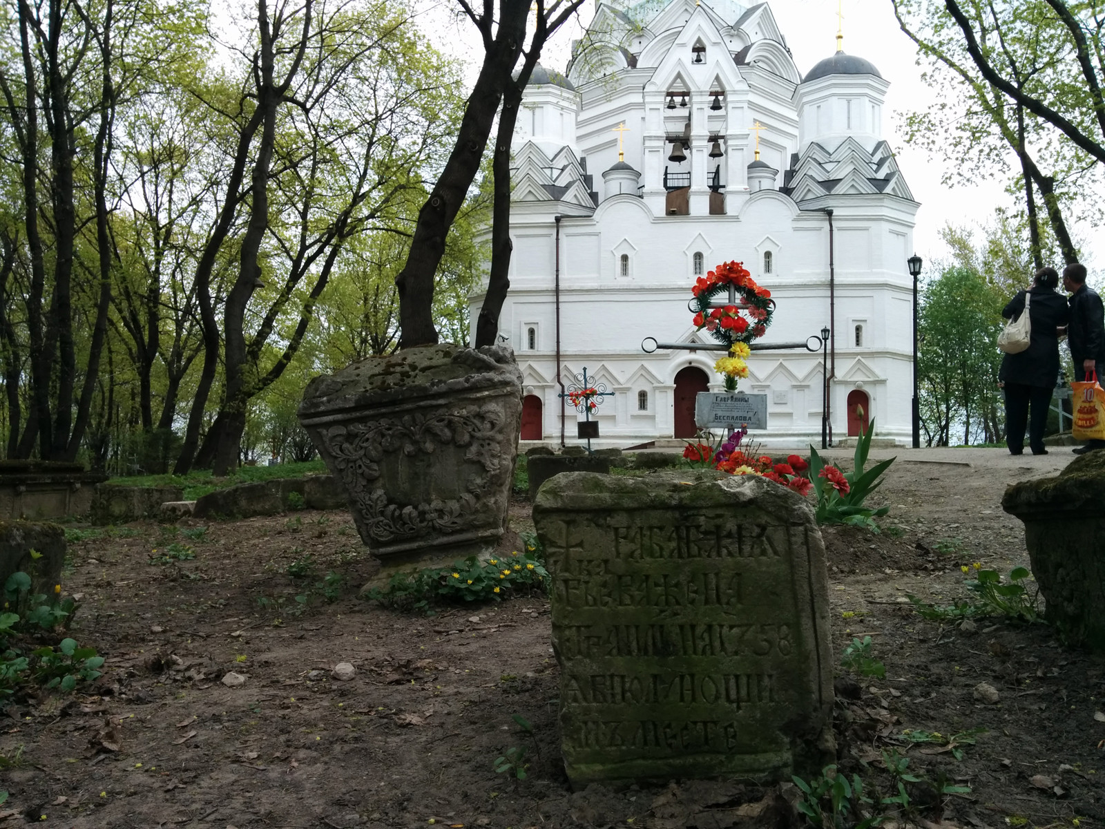 Парк Коломенское, могилы 18-19 веков у церкви – фотографии России