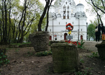 Парк Коломенское, могилы 18-19 веков у церкви – фотографии России