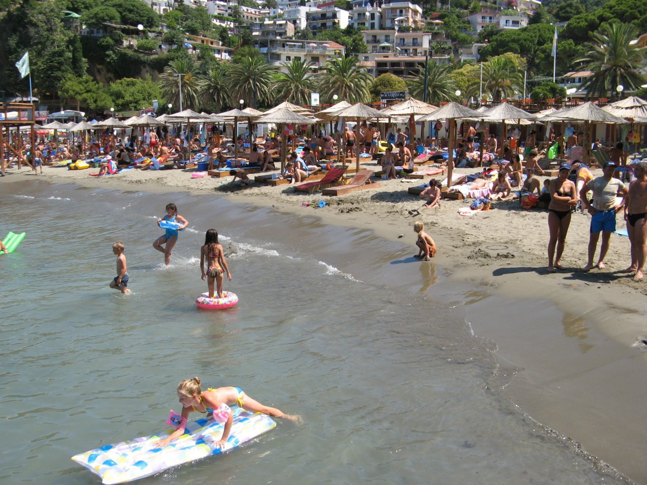 Люди на пляже в Ульцинь, Черногория. Фото 3 – фотографии Черногории