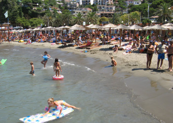 Люди на пляже в Ульцинь, Черногория. Фото 3 – фотографии Черногории