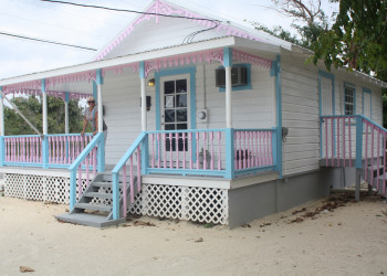 Типичный жилой дом на острове Кайман-Брак (Cayman Brac Island) – фотографии Каймановых островов