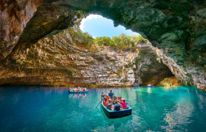 Знаменитая пещера-озеро Мелиссани в Греции и лодки – фотографии Греции