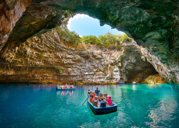 Знаменитая пещера-озеро Мелиссани в Греции и лодки – фотографии Греции