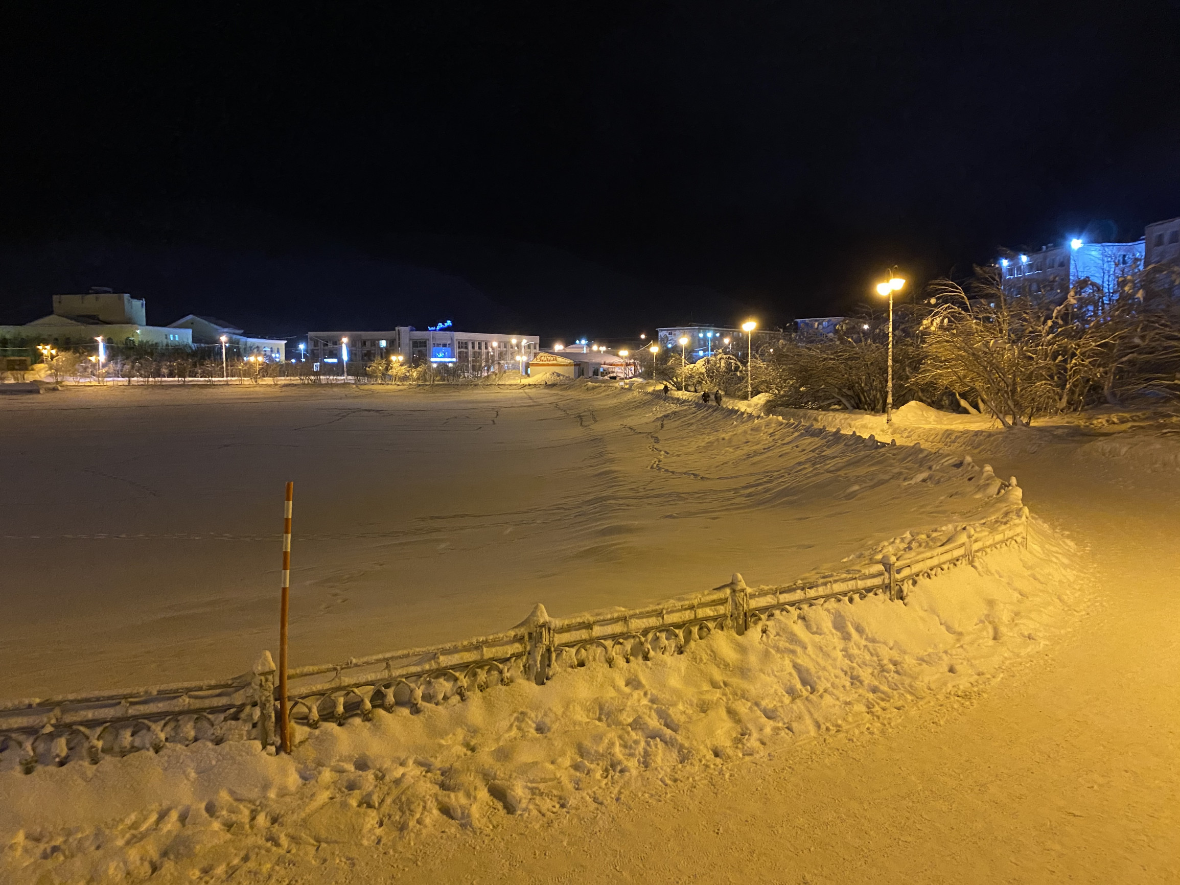 Верхнее озеро в центре Кировска – фотографии России