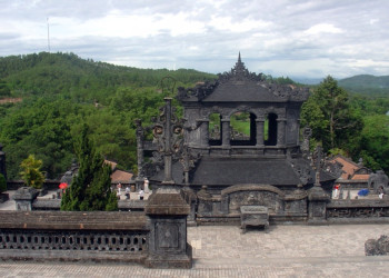 Гробница Кхай-Динь (Lăng Khai Dinh) в пригороде города Хюэ – фотографии Вьетнама