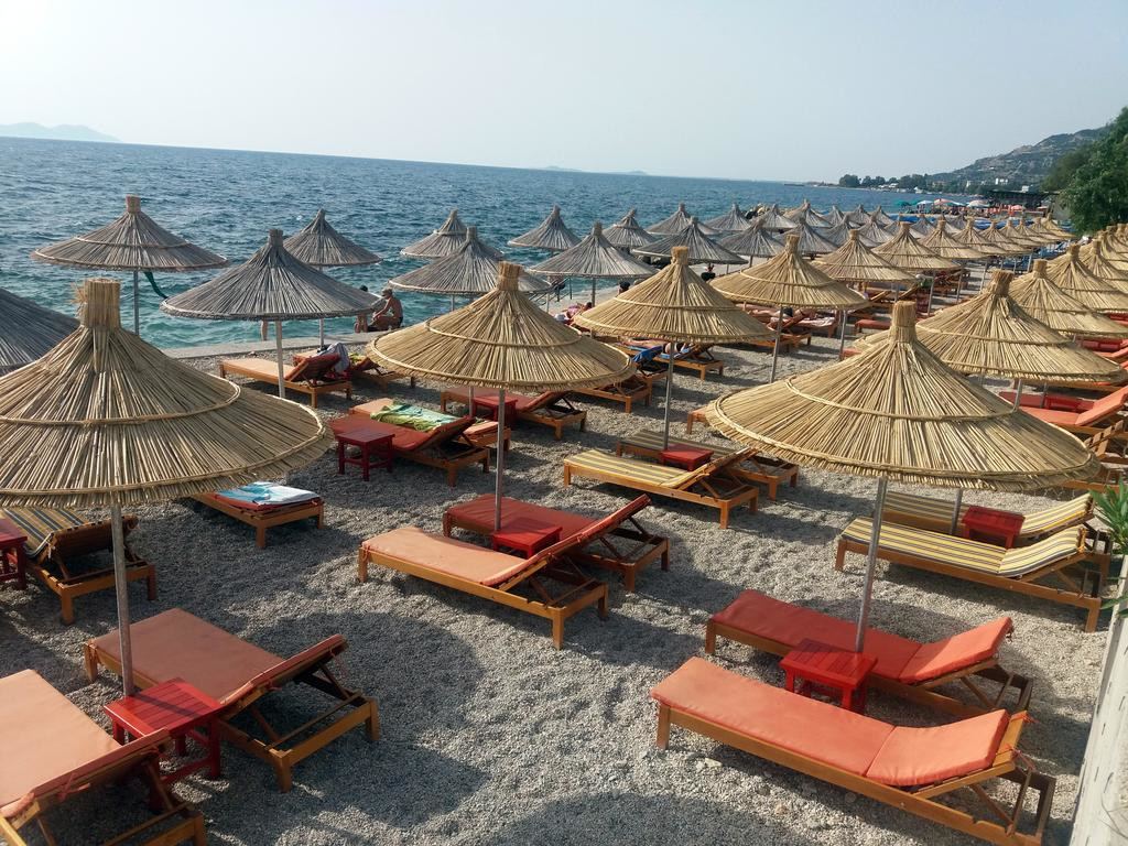 Шезлонги на пляже. Влёра. Албания – фотографии Албании