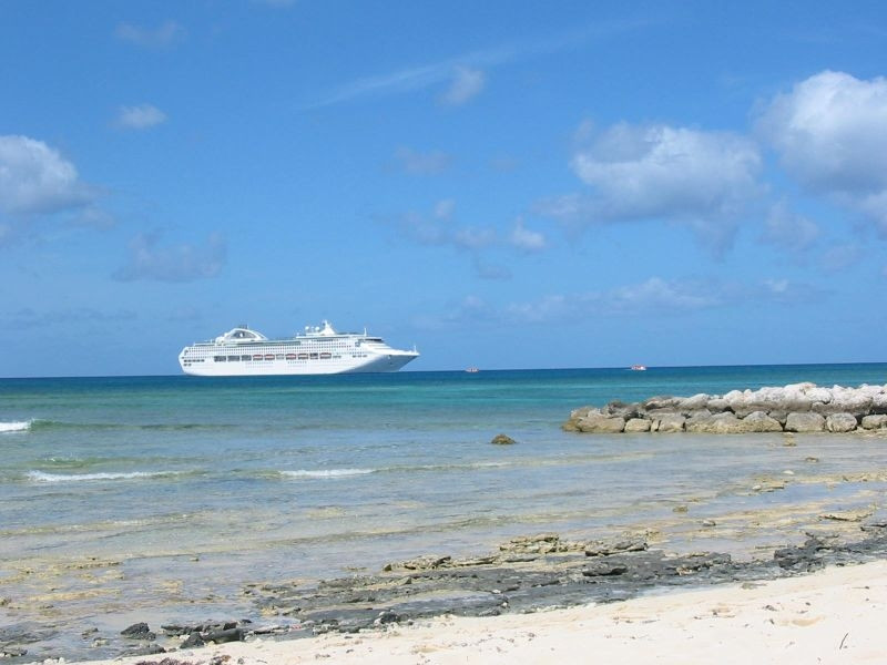 Круизный лайнер на острове Эльютера, Багамские острова – фотографии Багамских островов