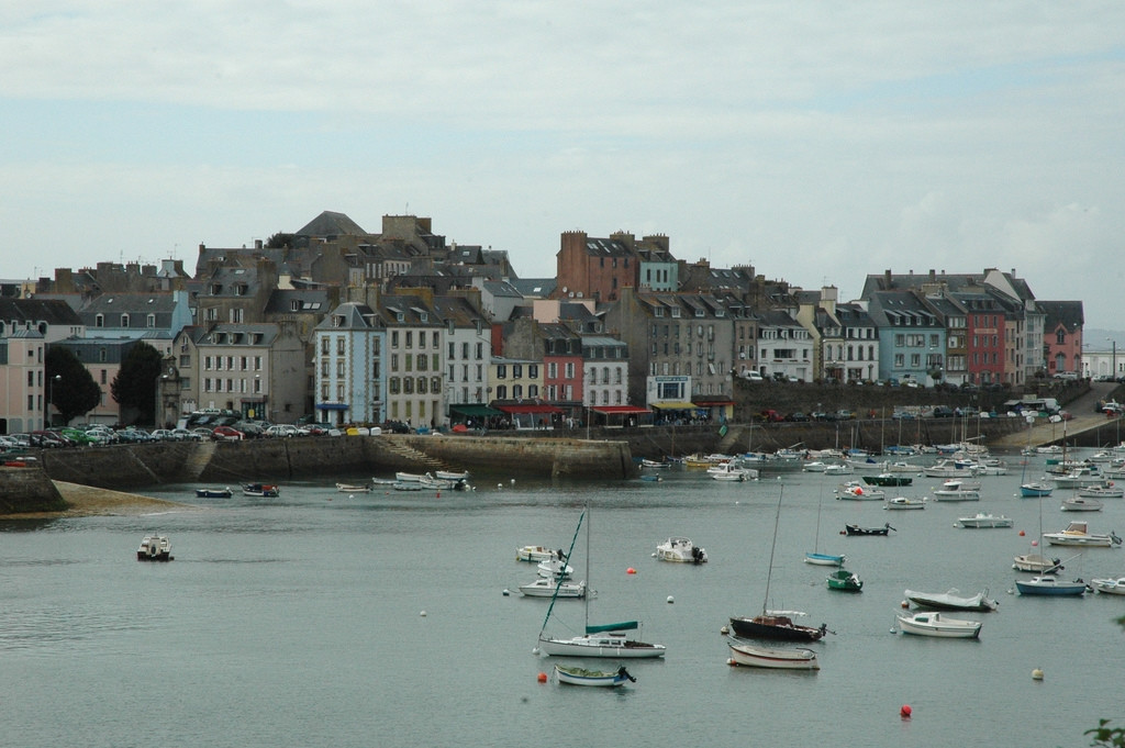 Набережная в Дуарненезе, Франция – фотографии Франции