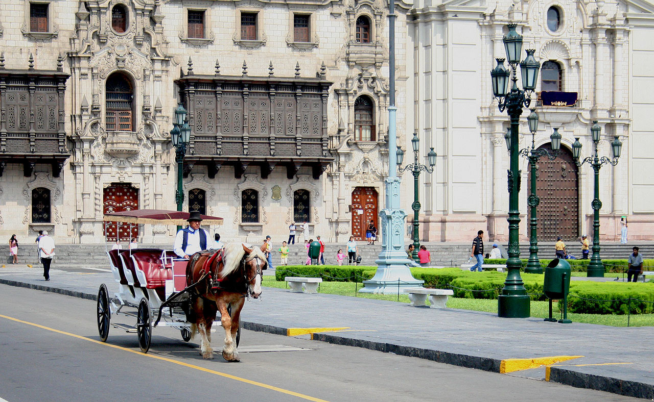 В центре Лимы у зданий очень красивая архитектура – фотографии Перу