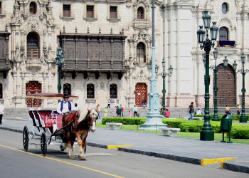 В центре Лимы у зданий очень красивая архитектура – фотографии Перу