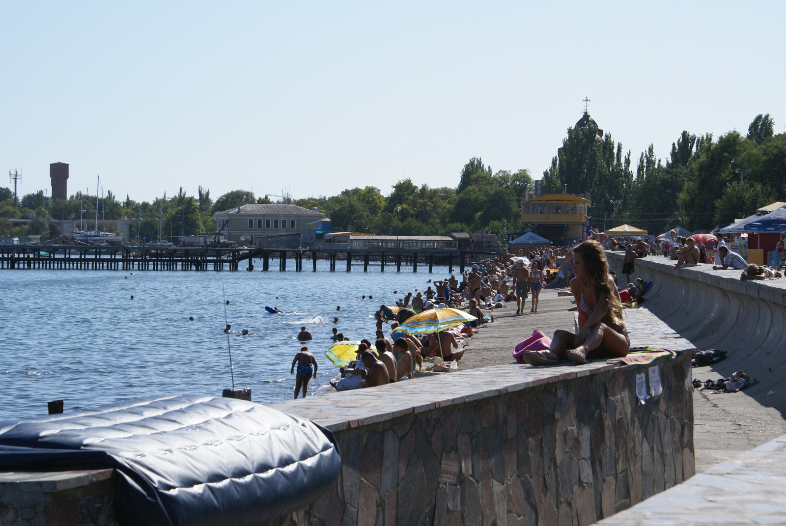 Набережная с бетонными пляжами в Евпатории. Фото 1 – фотографии России