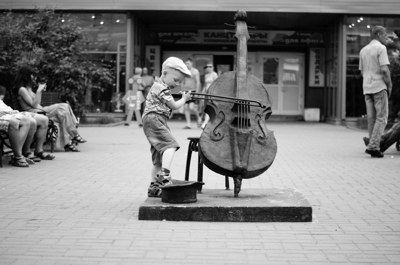 Скульптура виолончели в Иркутске, Россия – фотографии России